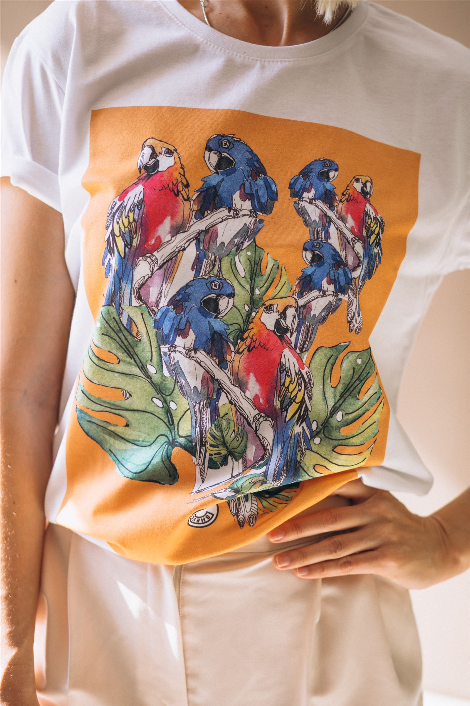 白いTシャツにフルカラーのイラストをプリントした活用イメージ